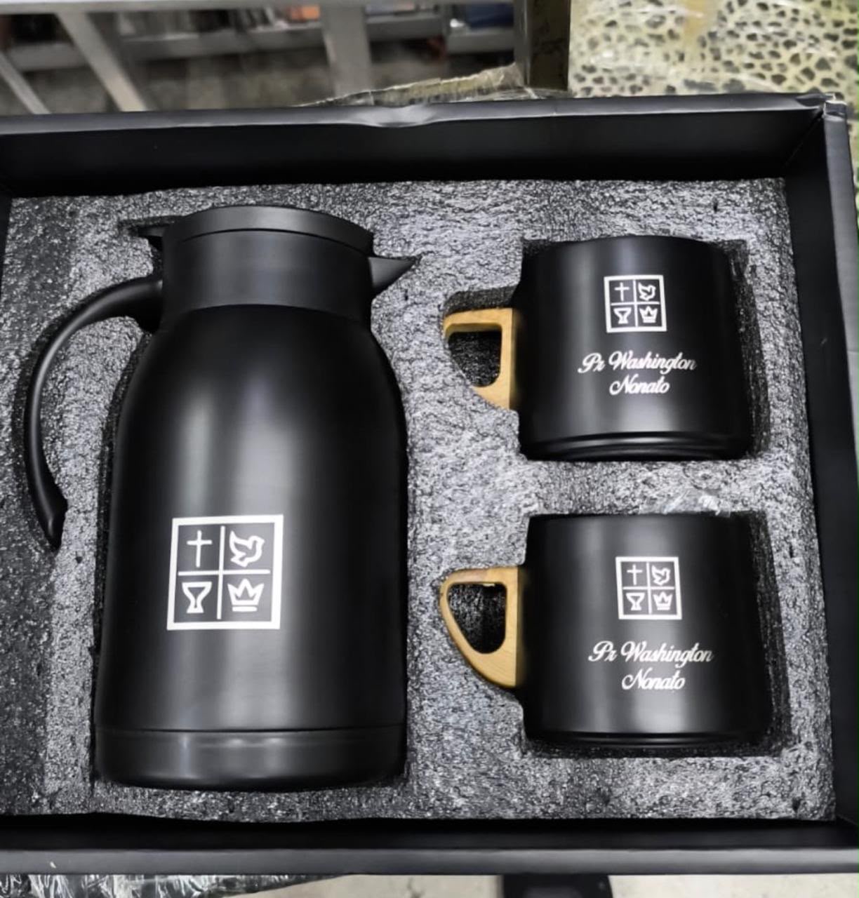 Projeto personalizado realizado para HAJA Church: Materiais personalizados para eventos e ações especiais.