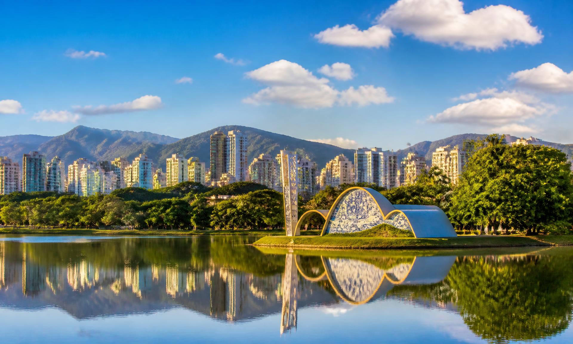 Lagoa da Pampulha com a Igrejinha de São Francisco de Assis e o skyline de Belo Horizonte ao fim da tarde